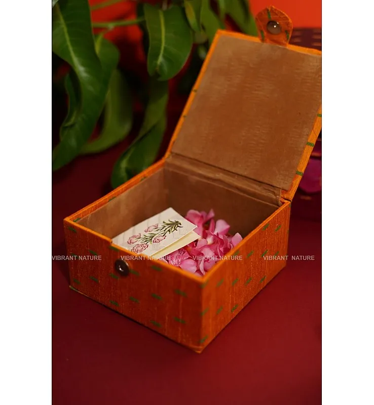 Silk Cotton Embroidery Square Magnetic Gift Box